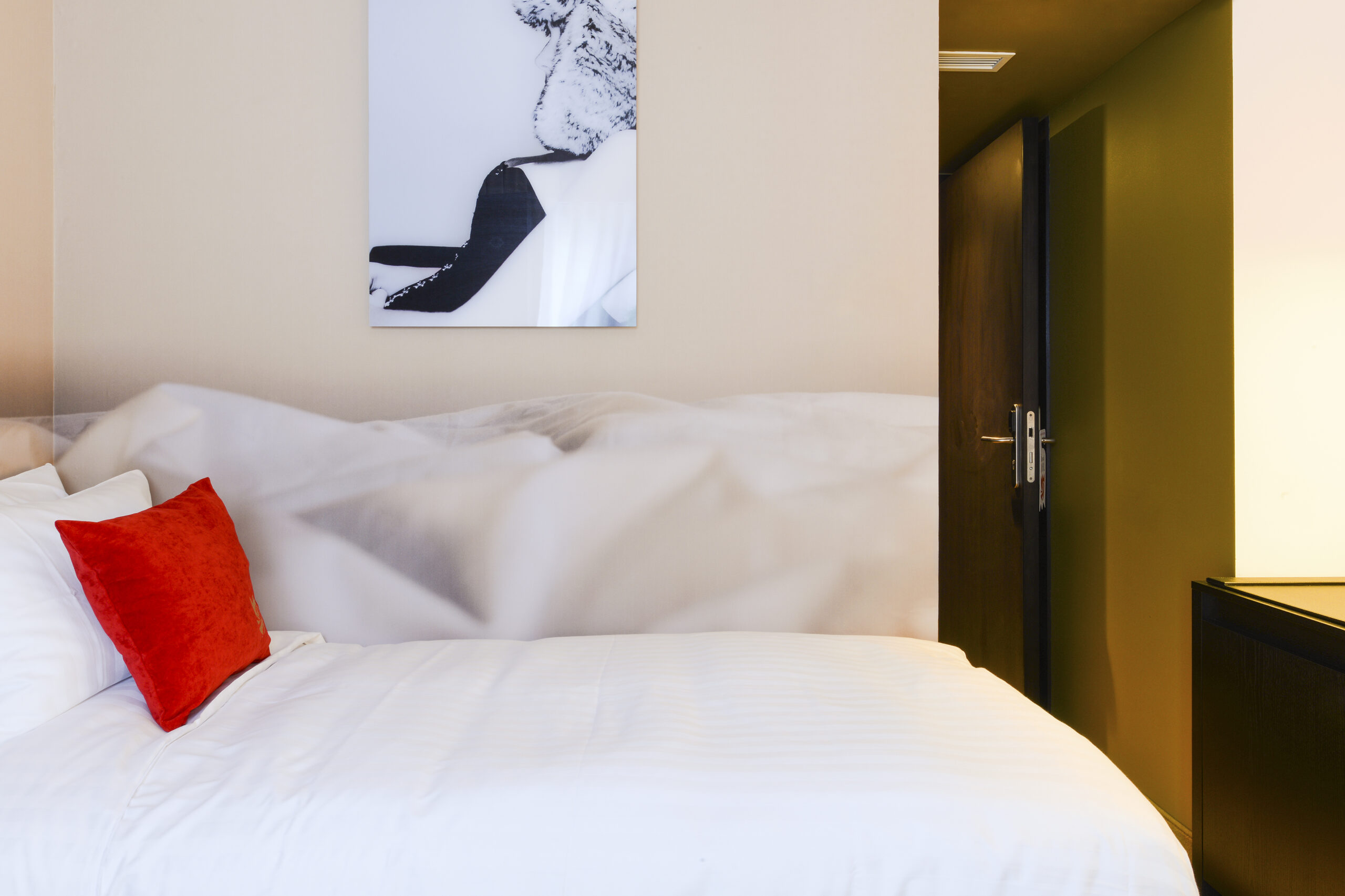 The Royal Snail Hotel Namur Room (6)
